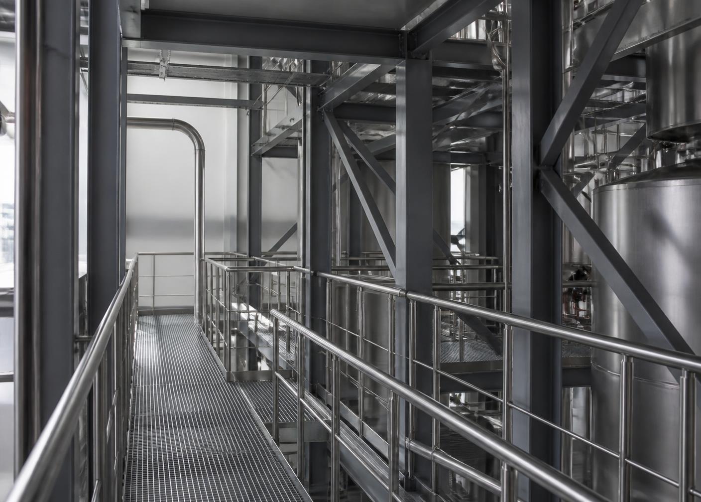 Passerelle et garde-corps inox dans une zone de production industrielle